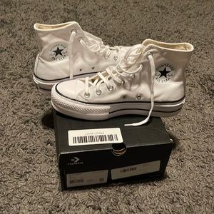 Chuck Taylor Platform Converse Women’s Size 8 NIB